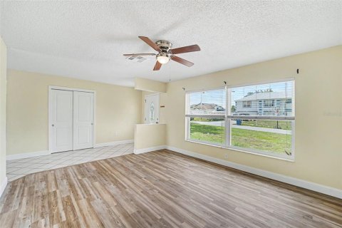 House in Spring Hill, Florida 3 bedrooms, 125.98 sq.m. № 2222632 - photo 4