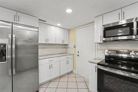 House in Spring Hill, Florida 3 bedrooms, 125.98 sq.m. № 2222632 - photo 5