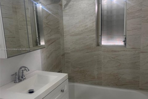 Casa en alquiler en Miami, Florida, 2 dormitorios, 99.87 m2 № 1955161 - foto 6