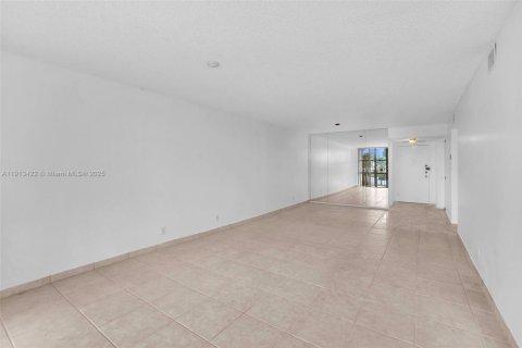 Condo in Hallandale Beach, Florida, 2 bedrooms № 1968813 - photo 10