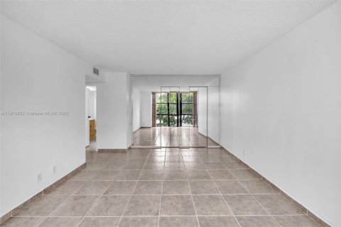 Condo in Hallandale Beach, Florida, 2 bedrooms № 1968813 - photo 17