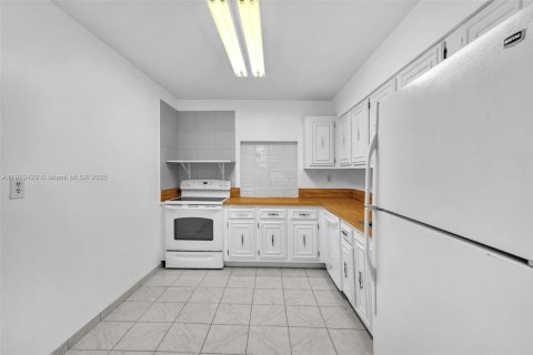 Condo in Hallandale Beach, Florida, 2 bedrooms № 1968813 - photo 12