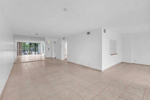 Condo in Hallandale Beach, Florida, 2 bedrooms № 1968813 - photo 8