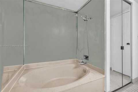 Condo in Hallandale Beach, Florida, 2 bedrooms № 1968813 - photo 21