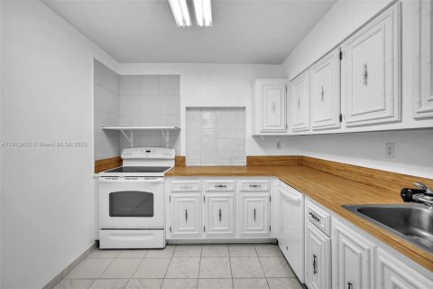 Condo in Hallandale Beach, Florida, 2 bedrooms № 1968813 - photo 11