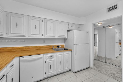 Condo in Hallandale Beach, Florida, 2 bedrooms № 1968813 - photo 14
