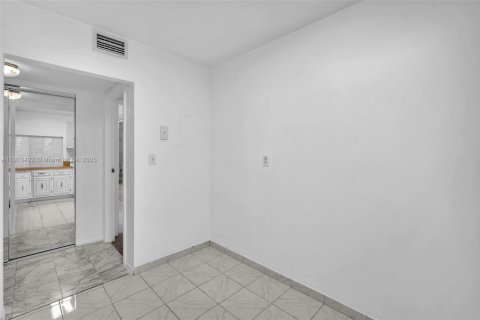 Condo in Hallandale Beach, Florida, 2 bedrooms № 1968813 - photo 15