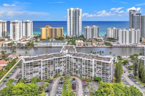 Condo in Hallandale Beach, Florida, 2 bedrooms № 1968813 - photo 2