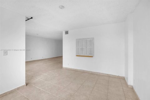 Condo in Hallandale Beach, Florida, 2 bedrooms № 1968813 - photo 16