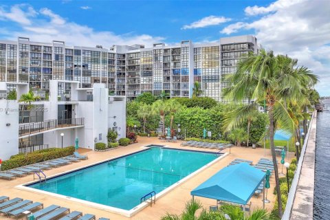 Condo in Hallandale Beach, Florida, 2 bedrooms № 1968813 - photo 3