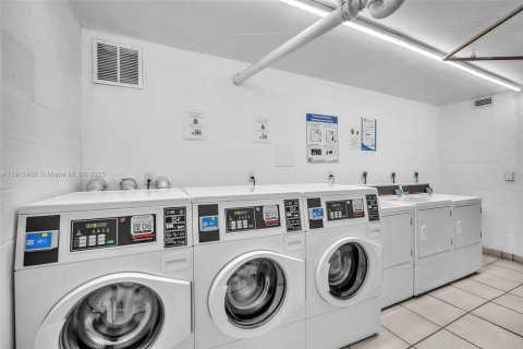 Condo in Hallandale Beach, Florida, 2 bedrooms № 1968813 - photo 29