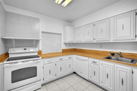 Condo in Hallandale Beach, Florida, 2 bedrooms № 1968813 - photo 13