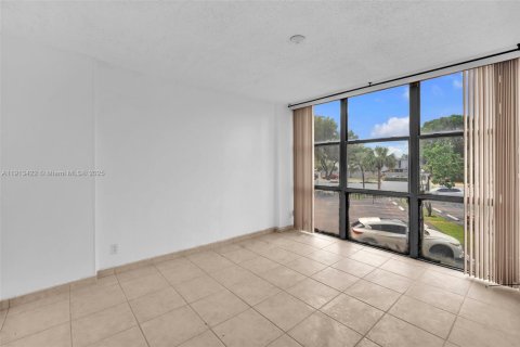 Condo in Hallandale Beach, Florida, 2 bedrooms № 1968813 - photo 22