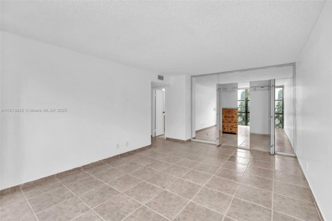 Condo in Hallandale Beach, Florida, 2 bedrooms № 1968813 - photo 18