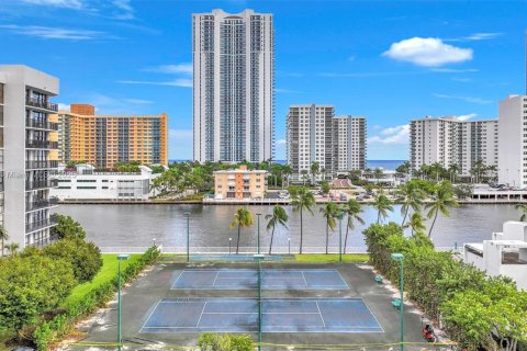 Condo in Hallandale Beach, Florida, 2 bedrooms № 1968813 - photo 4