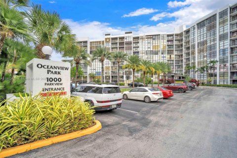 Condo in Hallandale Beach, Florida, 2 bedrooms № 1968813 - photo 30