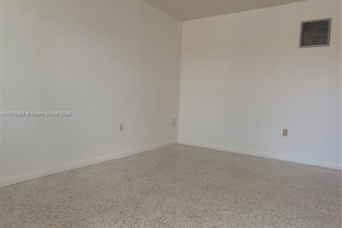 Apartamento en alquiler en Hialeah, Florida, 1 dormitorio, 41.81 m2 № 1781868 - foto 13