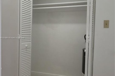 Apartamento en alquiler en Hialeah, Florida, 1 dormitorio, 41.81 m2 № 1781868 - foto 8