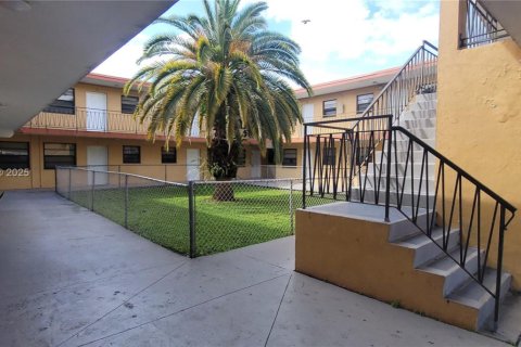 Apartamento en alquiler en Hialeah, Florida, 1 dormitorio, 41.81 m2 № 1781868 - foto 2