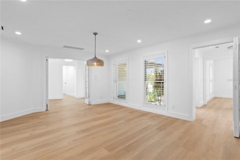 House in Saint Petersburg, Florida 5 bedrooms, 336.12 sq.m. № 1797137 - photo 20