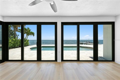 House in Saint Petersburg, Florida 5 bedrooms, 336.12 sq.m. № 1797137 - photo 15