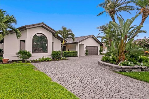 House in Saint Petersburg, Florida 5 bedrooms, 336.12 sq.m. № 1797137 - photo 1
