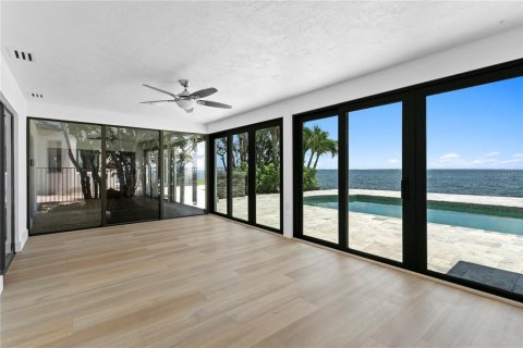 House in Saint Petersburg, Florida 5 bedrooms, 336.12 sq.m. № 1797137 - photo 18