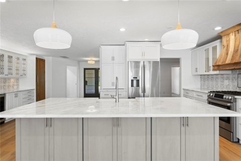 House in Saint Petersburg, Florida 5 bedrooms, 336.12 sq.m. № 1797137 - photo 9