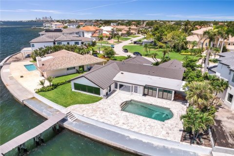 House in Saint Petersburg, Florida 5 bedrooms, 336.12 sq.m. № 1797137 - photo 4