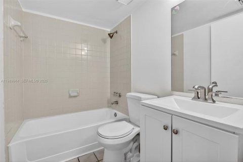 Condominio en alquiler en Pembroke Pines, Florida, 2 dormitorios, 94.39 m2 № 2057668 - foto 11