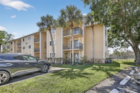 Condominio en Pembroke Pines, Florida, 2 dormitorios  № 2057668