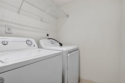 Condominio en alquiler en Pembroke Pines, Florida, 2 dormitorios, 94.39 m2 № 2057668 - foto 12