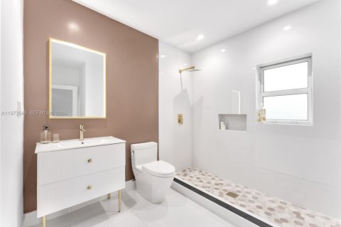 House in Miami, Florida 4 bedrooms, 370.77 sq.m. № 2041943 - photo 18