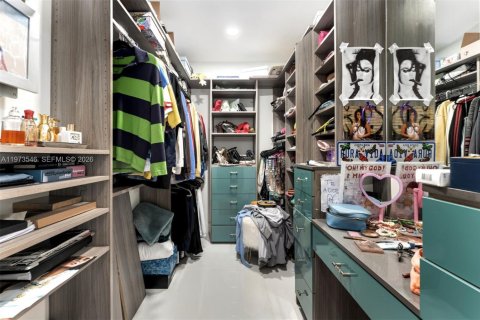 House in Miami, Florida 4 bedrooms, 370.77 sq.m. № 2041943 - photo 17