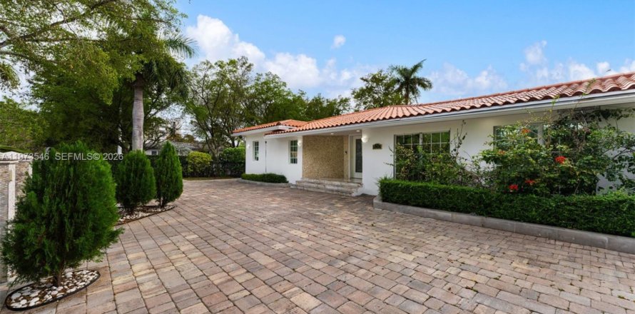 House in Miami, Florida 4 bedrooms, 370.77 sq.m. № 2041943