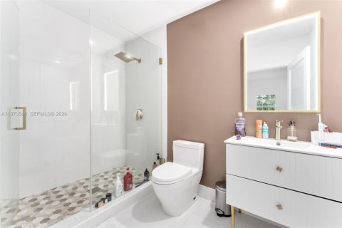 House in Miami, Florida 4 bedrooms, 370.77 sq.m. № 2041943 - photo 22