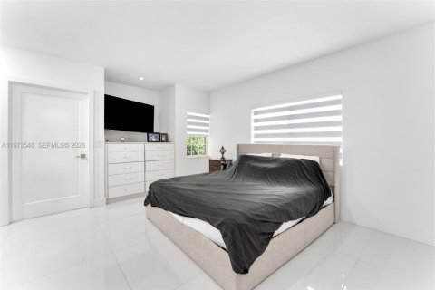House in Miami, Florida 4 bedrooms, 370.77 sq.m. № 2041943 - photo 13