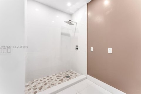 House in Miami, Florida 4 bedrooms, 370.77 sq.m. № 2041943 - photo 20