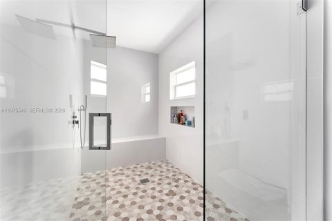 House in Miami, Florida 4 bedrooms, 370.77 sq.m. № 2041943 - photo 19