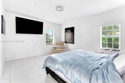 House in Miami, Florida 4 bedrooms, 370.77 sq.m. № 2041943 - photo 14