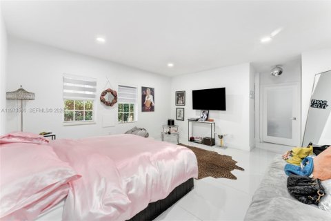 House in Miami, Florida 4 bedrooms, 370.77 sq.m. № 2041943 - photo 12