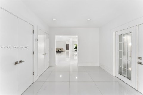 House in Miami, Florida 4 bedrooms, 370.77 sq.m. № 2041943 - photo 3