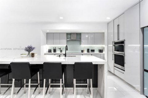 House in Miami, Florida 4 bedrooms, 370.77 sq.m. № 2041943 - photo 4