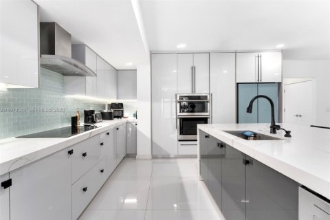 House in Miami, Florida 4 bedrooms, 370.77 sq.m. № 2041943 - photo 6