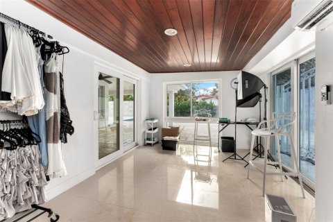 House in Miami, Florida 4 bedrooms, 370.77 sq.m. № 2041943 - photo 15