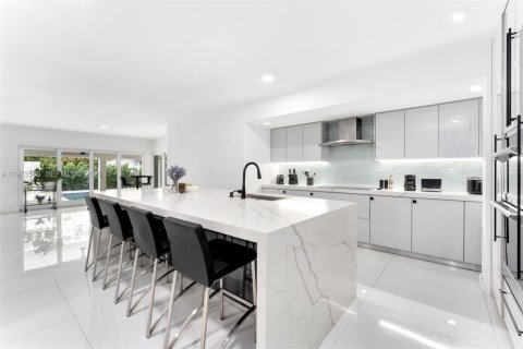 House in Miami, Florida 4 bedrooms, 370.77 sq.m. № 2041943 - photo 5