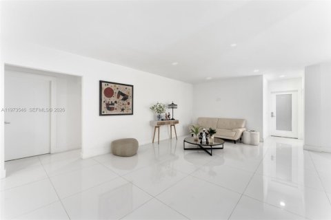 House in Miami, Florida 4 bedrooms, 370.77 sq.m. № 2041943 - photo 7