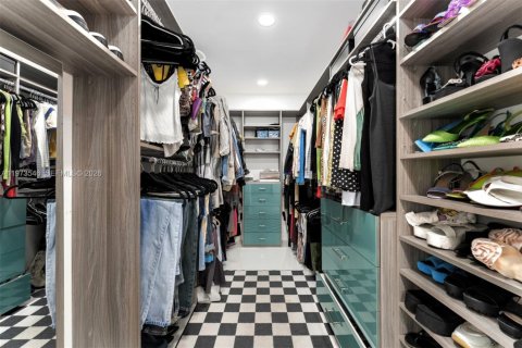 House in Miami, Florida 4 bedrooms, 370.77 sq.m. № 2041943 - photo 16