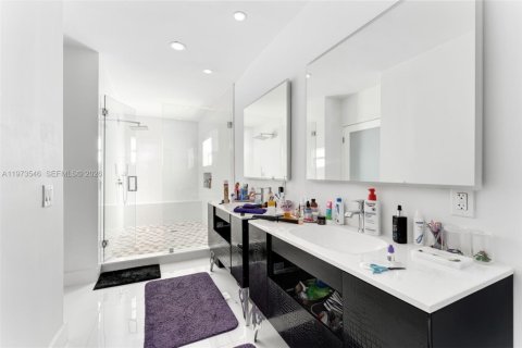 House in Miami, Florida 4 bedrooms, 370.77 sq.m. № 2041943 - photo 21