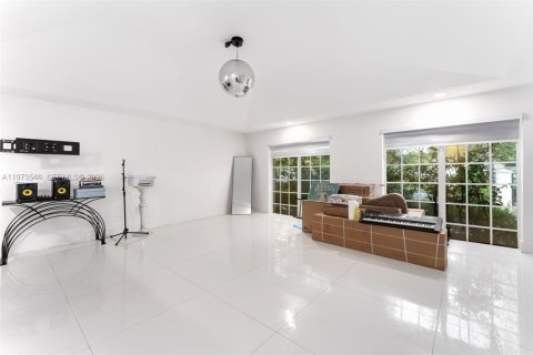 House in Miami, Florida 4 bedrooms, 370.77 sq.m. № 2041943 - photo 11